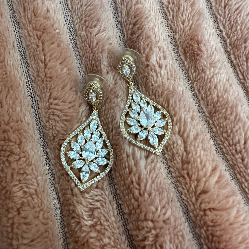 Gold Bridal Earrings - Picture 5 of 5